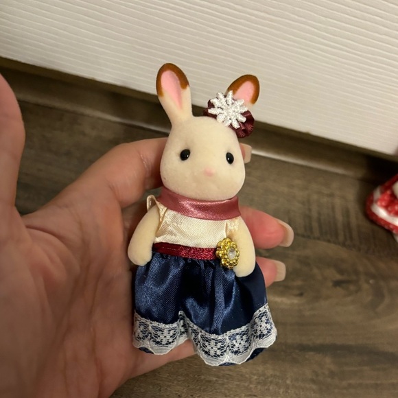 Sylvanian Families Calico Critters Hopscotch Chocolate Family - Picture 4 of 8